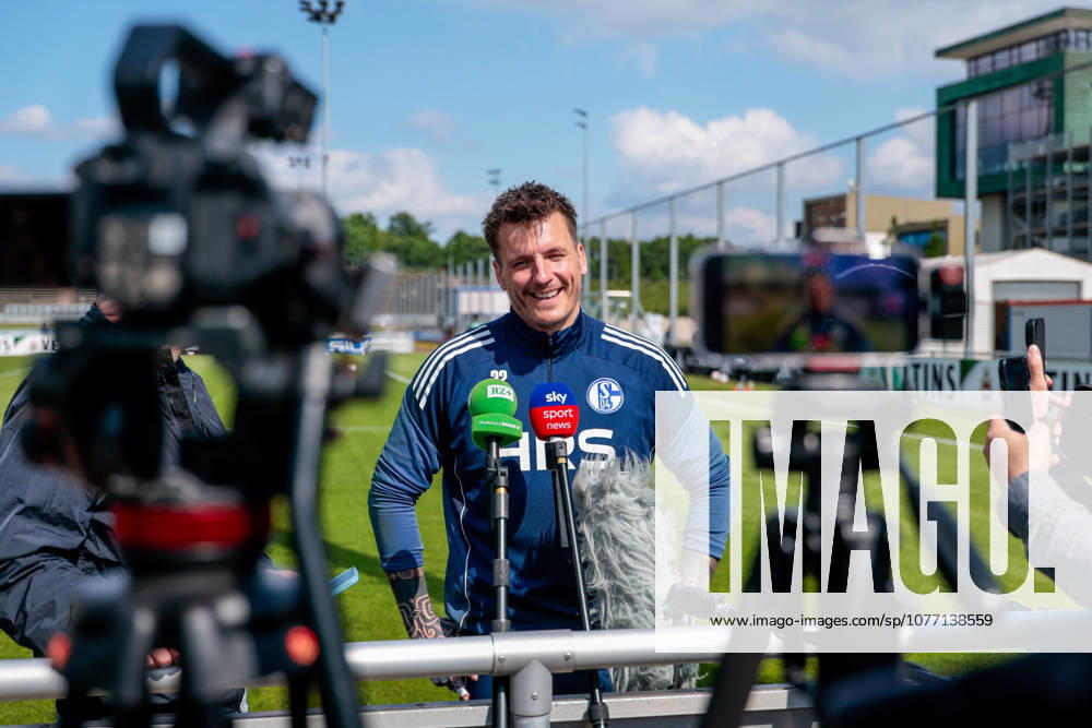 Football, Training of FC Schalke 04 Media round with goalkeeper Kevin Müller FC Schalke 04 Gelsenkirchen Training ground FC Schalke 04 NRW Germany xRHR PHOTO YYx
