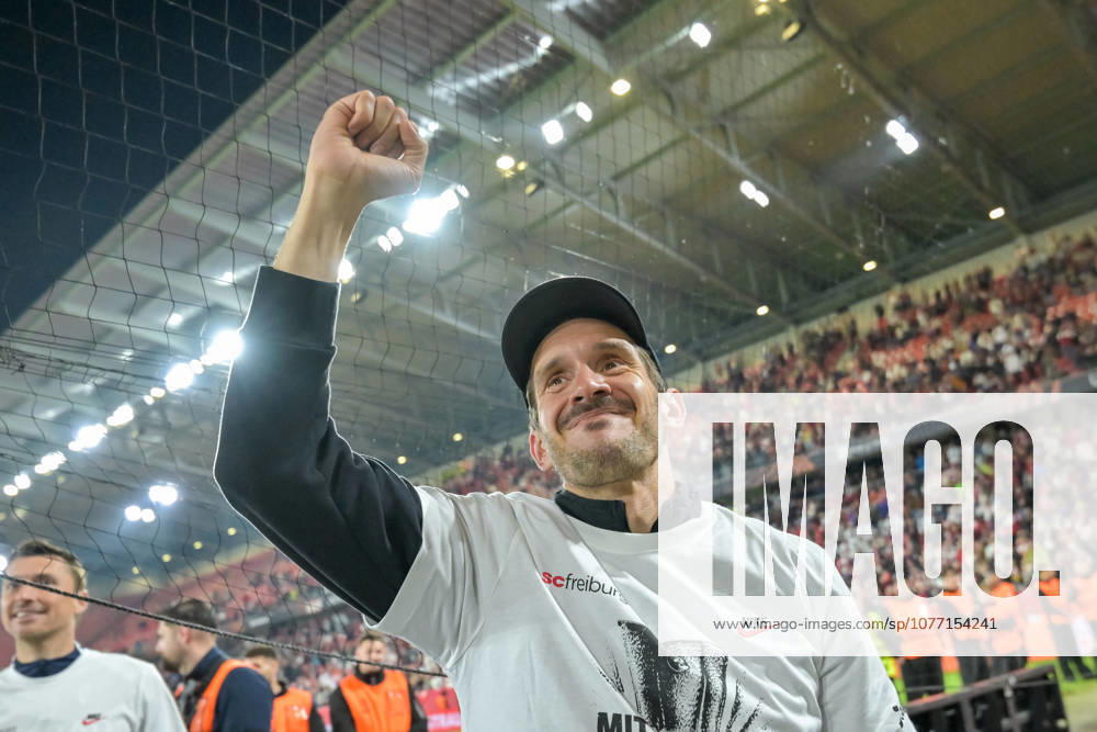 Julian Schuster SC Freiburg, Coach cheers in front of the fans after the end of the match about reaching the final GER, SC Freiburg Sporting Braga, Football, Europa League, Semi-final, Season 2025 2026, 07 05 2026 GER, SC Freiburg Sporting Braga, Football, Europa League, Semi-final, Season 2025 2026, 07 05 2026 Freiburg