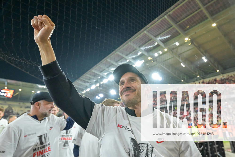 Julian Schuster SC Freiburg, Coach cheers in front of the fans after the end of the match about reaching the final GER, SC Freiburg Sporting Braga, Football, Europa League, Semi-final, Season 2025 2026, 07 05 2026 GER, SC Freiburg Sporting Braga, Football, Europa League, Semi-final, Season 2025 2026, 07 05 2026 Freiburg