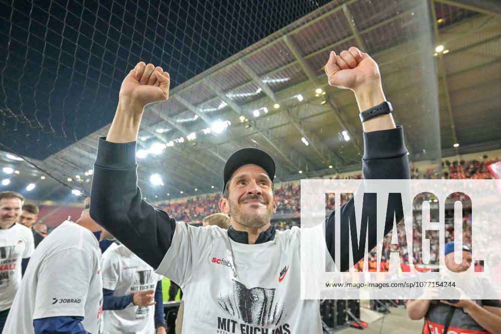 Julian Schuster SC Freiburg, Coach cheers in front of the fans after the end of the match about reaching the final GER, SC Freiburg Sporting Braga, Football, Europa League, Semi-final, Season 2025 2026, 07 05 2026 GER, SC Freiburg Sporting Braga, Football, Europa League, Semi-final, Season 2025 2026, 07 05 2026 Freiburg