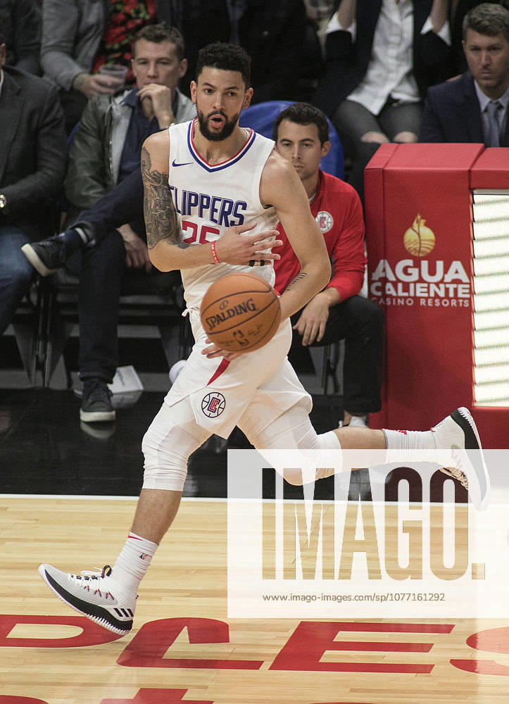 Los Angeles, California, U.S - Austin Rivers 25 of the Los Angeles Clippers passes the ball during their NBA, Basketball Herren, USA game with the Golden State Warriors on Monday October 30, 2017 at the Staples Center in Los Angeles, California. Clippers v Warriors.