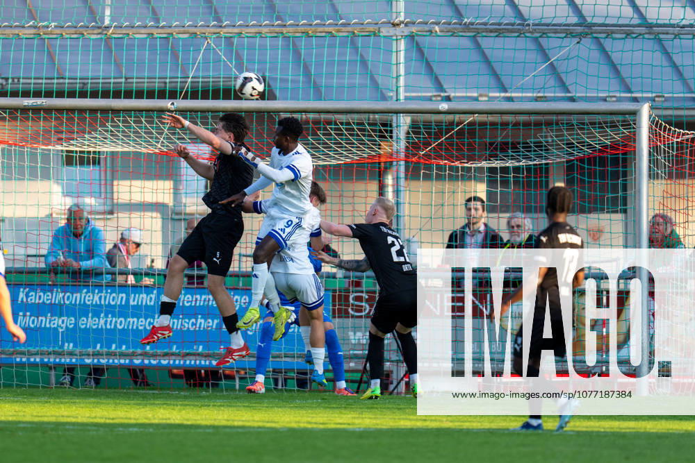 Soccer Mens Regionalliga Bayern Season 2025 2026 33 Matchday 08 05 2026 TSV Buchbach Viktoria Aschaffenburg SMR Arena Rocco Tavra L of TSV Buchbach heading Hady Kallo R of SV Viktoria Aschaffenburg Match scene in the penalty area Buchbach SMR Arena Bavaria Germany