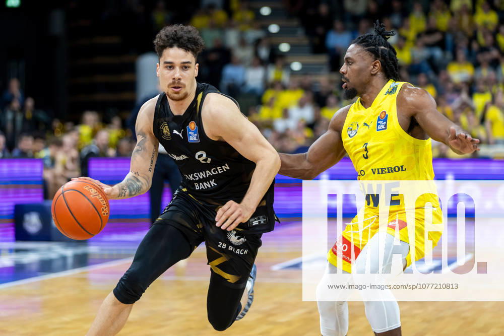 Oldenburg, Lower Saxony, DEU, 08 05 2026, Joshua Obiesie left, Basketball Lions Braunschweig and Christopher Clemons EWE Baskets Oldenburg EWE Baskets Oldenburg vs Basketball Lions Braunschweig Basketball 1 Basketball Bundesliga Season 2025 2026, 33 Matchday, Grosse EWE Arena EWE Baskets Oldenburg vs Basketball Lions Braunschweig