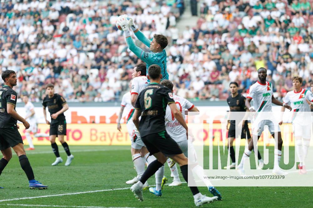 Finn Dahmen 1, FC Augsburg , holds the ball safely during the match between FC Augsburg v Borussia Mönchengladbach, Football, Men, Bundesliga, 2025 2026, 33 Matchday on 09 05 2026 in Augsburg, WWK ARENA DFL and DFB regulations prohibit any use of photographs as image sequences and or quasi video Bayern Germany