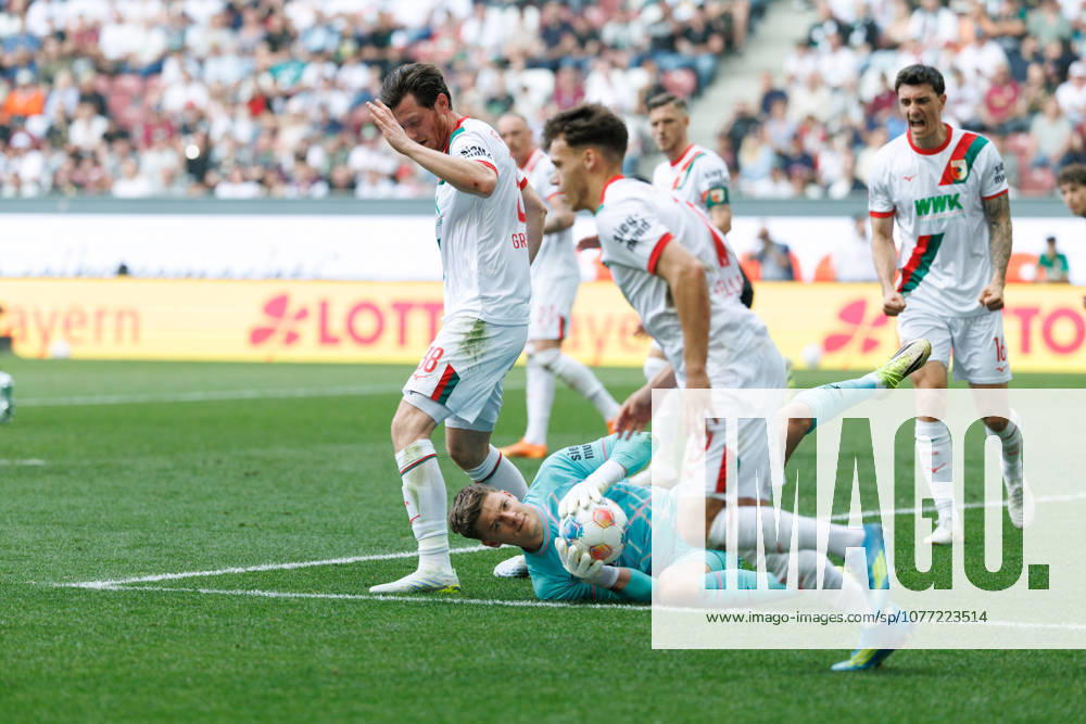 Finn Dahmen 1, FC Augsburg , holds the ball safely during the match between FC Augsburg v Borussia Mönchengladbach, Football, Men, Bundesliga, 2025 2026, 33 Matchday on 09 05 2026 in Augsburg, WWK ARENA DFL and DFB regulations prohibit any use of photographs as image sequences and or quasi video Bayern Germany