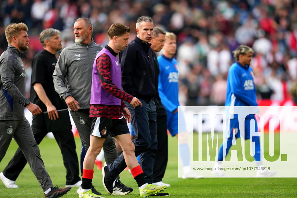 Eredivisie: Feyenoord Rotterdam v AZ Alkmaar Rotterdam - Gijs Smal of Feyenoord Rotterdam, Coach Robin van Persie of Feyenoord Rotterdam during the 33rd competition round of the 2025 2026 Eredivisie season. The match is set between Feyenoord Rotterdam and AZ Alkmaar at De Kuip on 10 May 2026 in Rotterdam, The Netherlands.