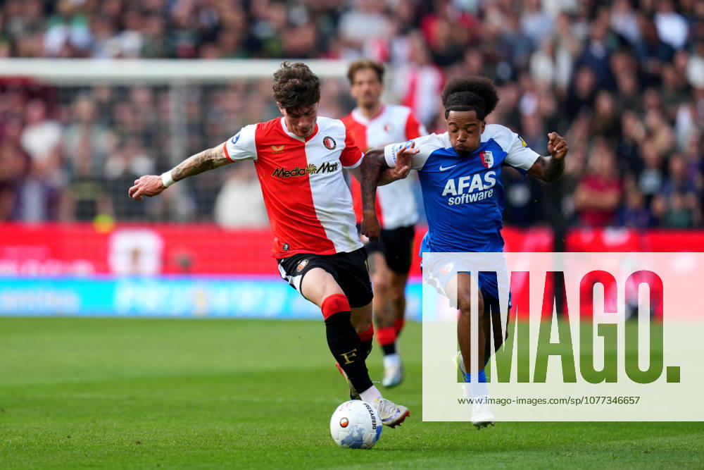 Eredivisie: Feyenoord Rotterdam v AZ Alkmaar Rotterdam - Jordan Bos of Feyenoord Rotterdam dueling for the ball with Elijah Dijkstra of AZ Alkmaar during the competition round of the eredivisie season. The match is set between Feyenoord Rotterdam and AZ Alkmaar at De Kuip on 10 May 2026 in Rotterdam, The Netherlands.