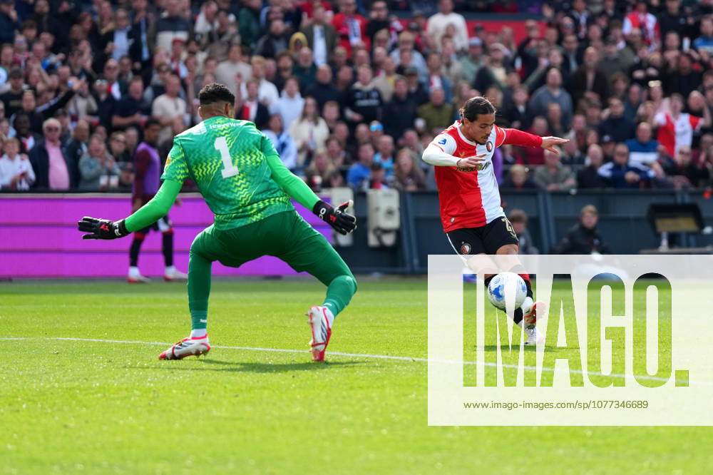 Eredivisie: Feyenoord Rotterdam v AZ Alkmaar Rotterdam - Goalkeeper Rome-Jaden Owusu-Oduro of AZ Alkmaar, Anis Hadj Moussa of Feyenoord Rotterdam during the 33rd competition round of the 2025 2026 Eredivisie season. The match is set between Feyenoord Rotterdam and AZ Alkmaar at De Kuip on 10 May 2026 in Rotterdam, The Netherlands.