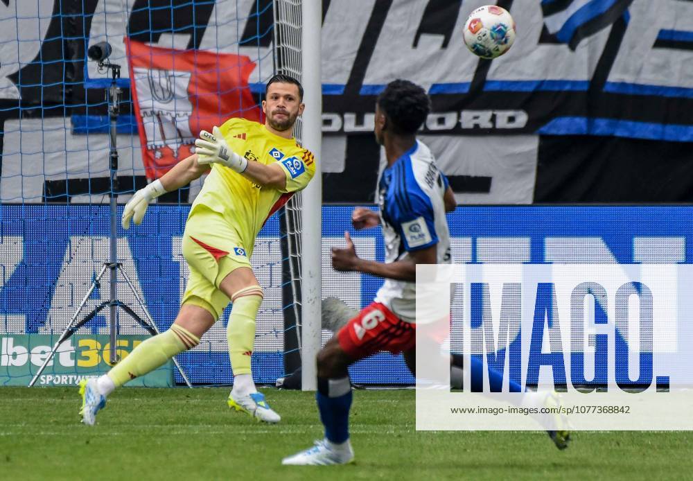 Heuer Fernandes Daniel HSV on the ball Germany , Hamburg , Volksparkstadion , Football , 1 Bundesliga , Hamburger SV SC Freiburg