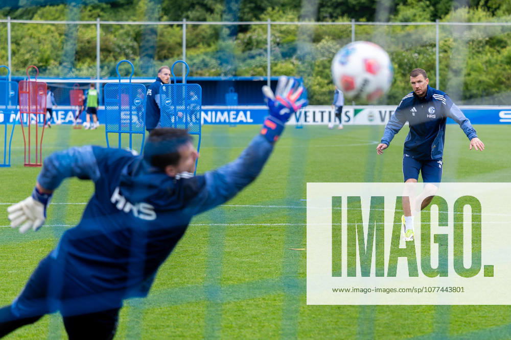 Football, Training of FC Schalke 04 v l Goalkeeper Kevin Müller FC Schalke 04 , Edin Dzeko FC Schalke 04 Gelsenkirchen Training ground FC Schalke 04 NRW Germany xRHR PHOTO YYx