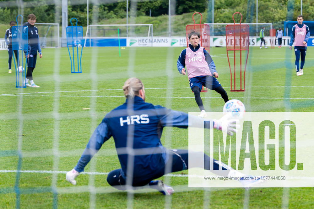 Football, Training of FC Schalke 04 v l Goalkeeper Loris Karius FC Schalke 04 , Soufiane El Faouzi FC Schalke 04 Gelsenkirchen Training ground FC Schalke 04 NRW Germany xRHR PHOTO YYx
