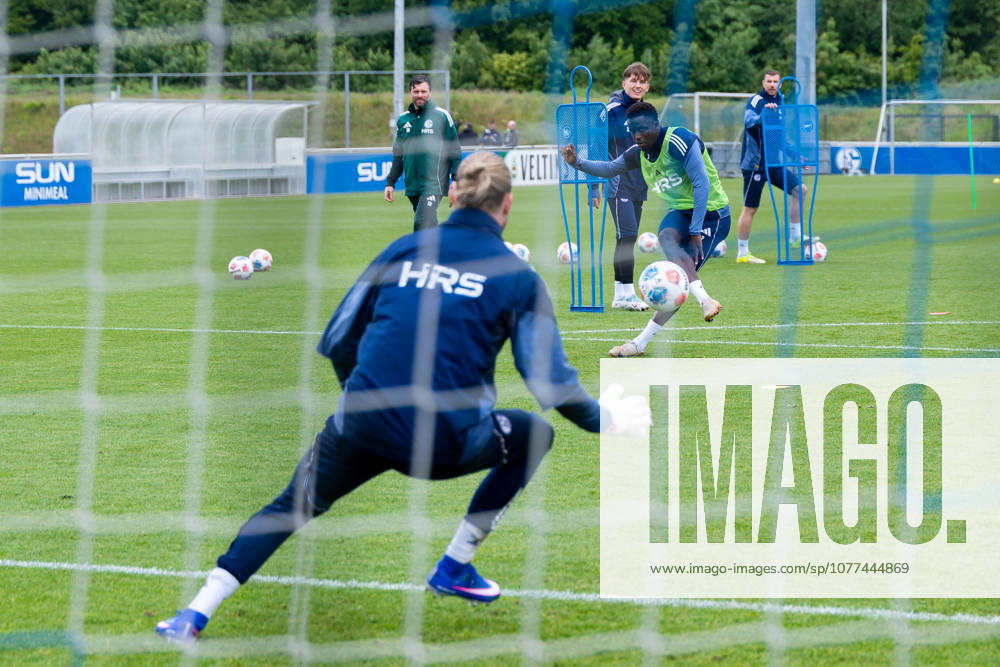 Football, Training of FC Schalke 04 f l Goalkeeper Loris Karius FC Schalke 04 Christian Gomis FC Schalke 04 Gelsenkirchen Training ground FC Schalke 04 NRW Germany xRHR PHOTO YYx