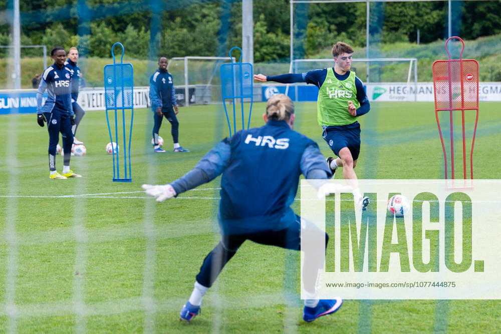 Football, Training of FC Schalke 04 v l Goalkeeper Loris Karius FC Schalke 04 , Dylan Leonard FC Schalke 04 Gelsenkirchen Training ground FC Schalke 04 NRW Germany xRHR PHOTO YYx
