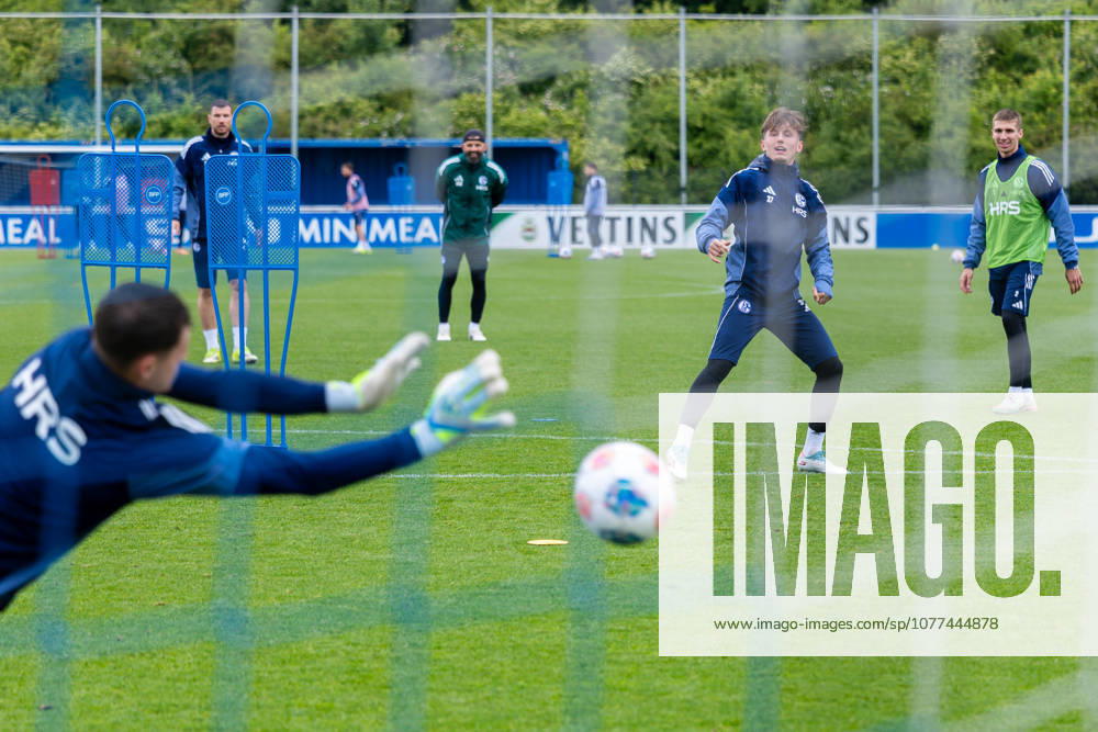 Soccer, Training of FC Schalke 04 v l Goalkeeper Kevin Müller FC Schalke 04 , Max Grüger FC Schalke 04 Gelsenkirchen Training ground FC Schalke 04 NRW Germany xRHR PHOTO YYx