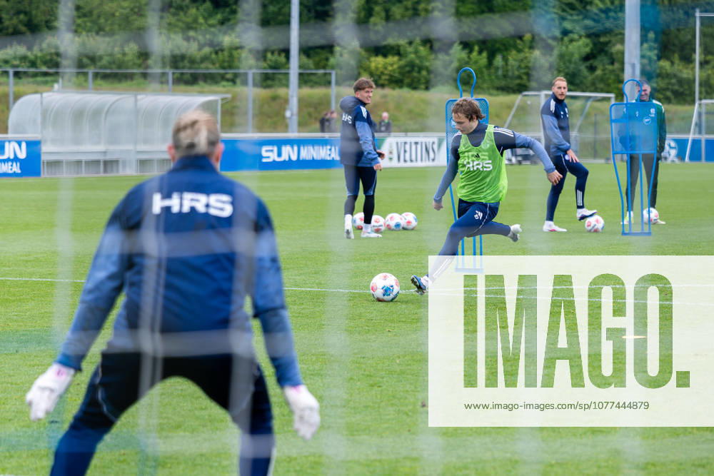 Football, Training of FC Schalke 04 f l Goalkeeper Loris Karius FC Schalke 04 , Finn Porath FC Schalke 04 Gelsenkirchen Training ground FC Schalke 04 NRW Germany xRHR PHOTO YYx