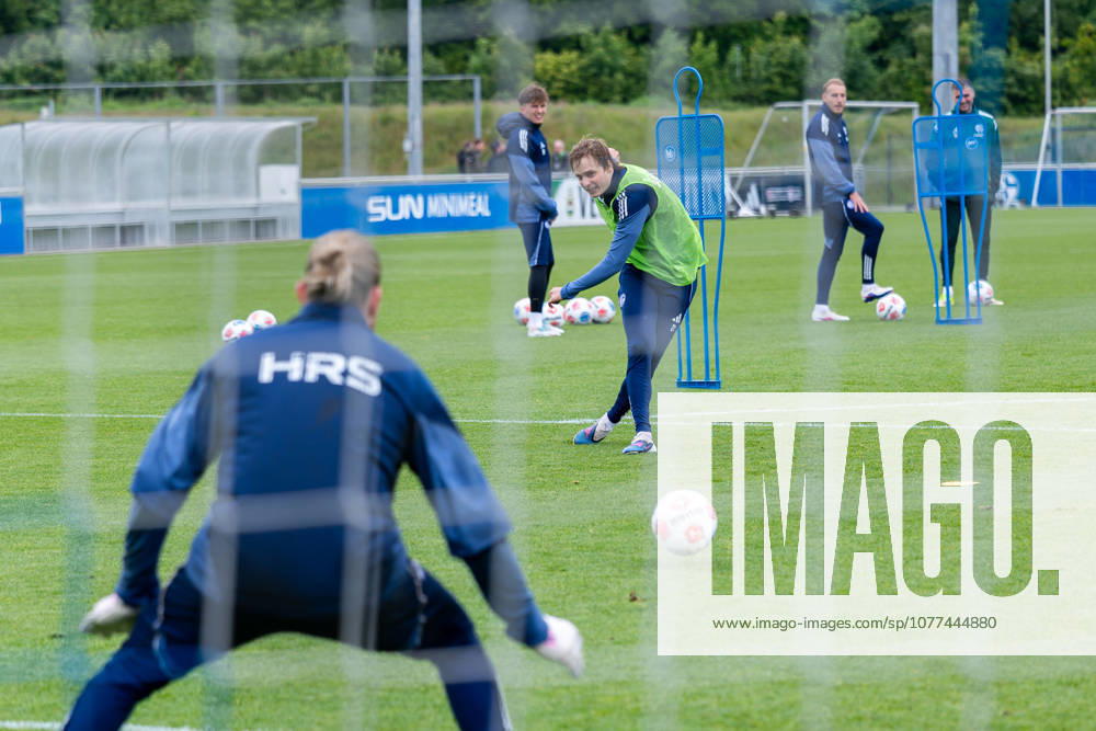Football, Training of FC Schalke 04 f l Goalkeeper Loris Karius FC Schalke 04 , Finn Porath FC Schalke 04 Gelsenkirchen Training ground FC Schalke 04 NRW Germany xRHR PHOTO YYx
