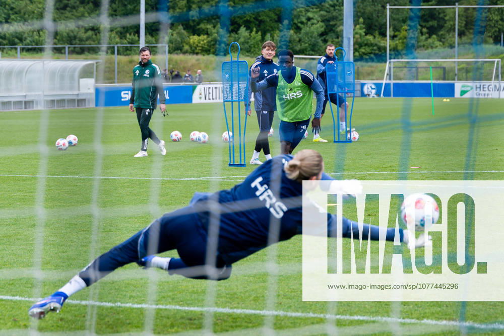 Football, Training of FC Schalke 04 v l Goalkeeper Loris Karius FC Schalke 04 , Christian Gomis FC Schalke 04 Gelsenkirchen Training ground FC Schalke 04 NRW Germany xRHR PHOTO YYx