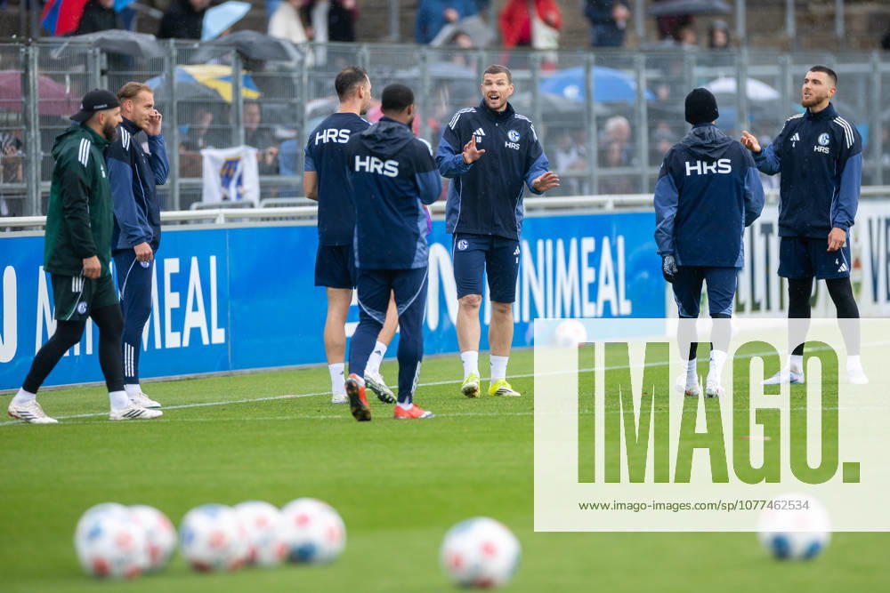 Football, Training of FC Schalke 04 f l Coach Miron Muslic FC Schalke 04 , Timo Becker FC Schalke 04 , Nikola Katic FC Schalke 04 , Moussa Sylla FC Schalke 04 , Edin Dzeko FC Schalke 04 , Hasan Kurucay FC Schalke 04 Gelsenkirchen Training ground FC Schalke 04 NRW Germany xRHR PHOTO YYx