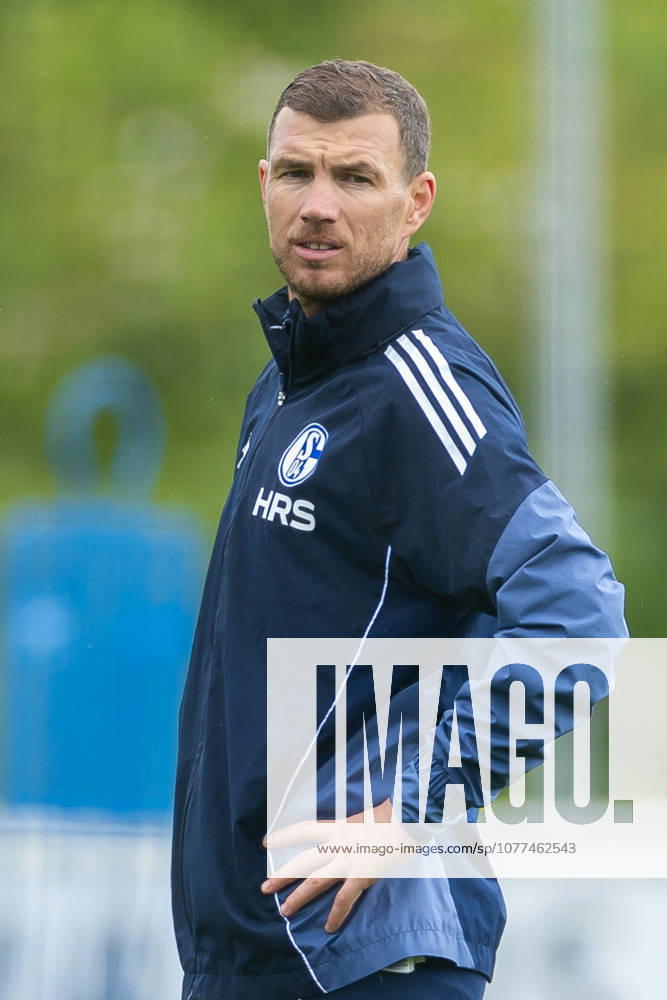 Football, Training of FC Schalke 04 Edin Dzeko FC Schalke 04 Gelsenkirchen Training ground FC Schalke 04 NRW Germany xRHR PHOTO YYx