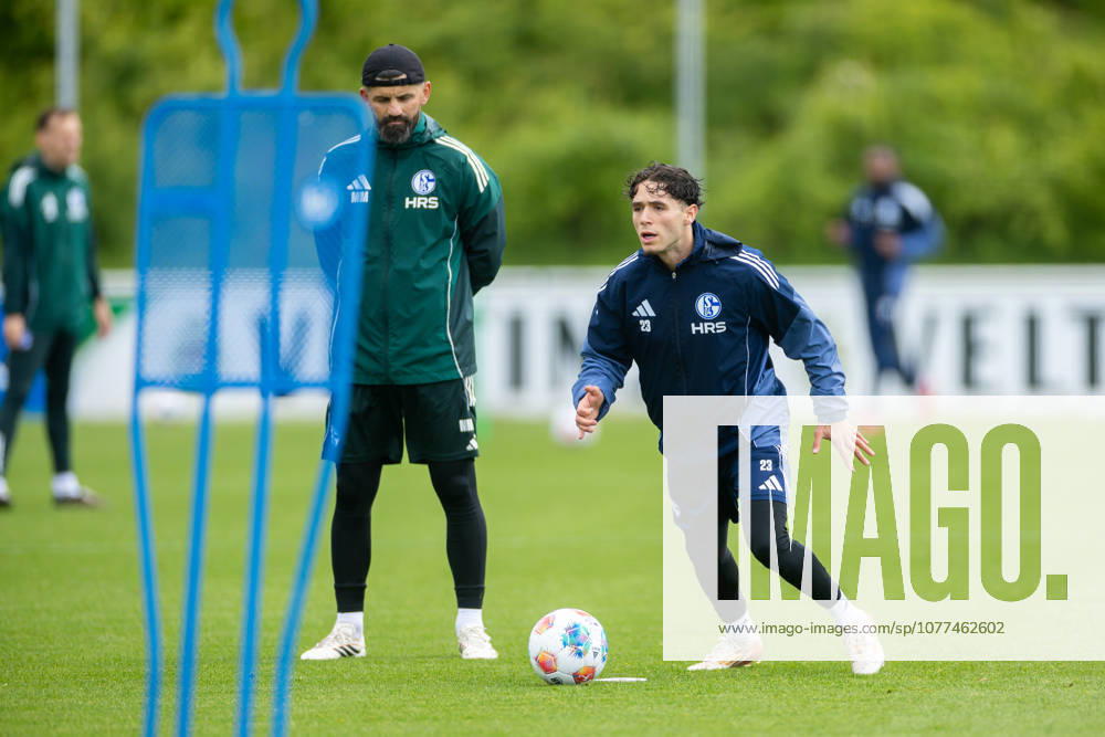 Football, Training of FC Schalke 04 v l Coach Miron Muslic FC Schalke 04 , Soufiane El Faouzi FC Schalke 04 Gelsenkirchen Training ground FC Schalke 04 NRW Germany xRHR PHOTO YYx