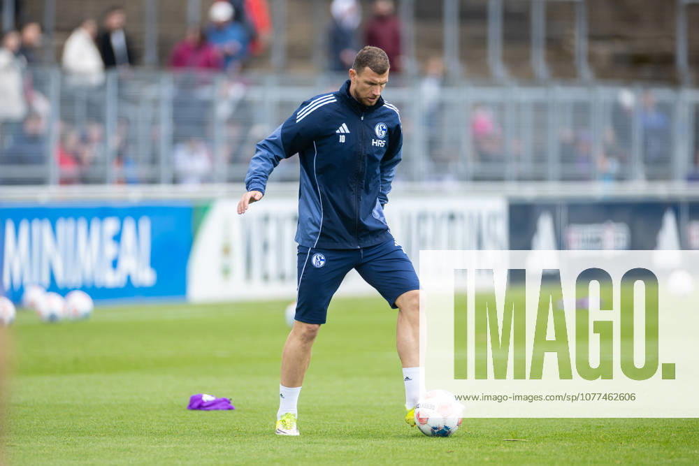 Football, Training of FC Schalke 04 Edin Dzeko FC Schalke 04 Gelsenkirchen Training ground FC Schalke 04 NRW Germany xRHR PHOTO YYx