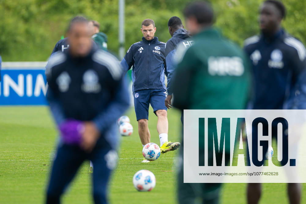 Football, Training of FC Schalke 04 Edin Dzeko FC Schalke 04 Gelsenkirchen Training ground FC Schalke 04 NRW Germany xRHR PHOTO YYx