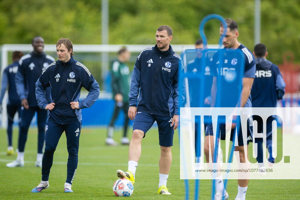 Football, Training of FC Schalke 04 f l Finn Porath FC Schalke 04 , Edin Dzeko FC Schalke 04 , Nikola Katic FC Schalke 04 Gelsenkirchen Training ground FC Schalke 04 NRW Germany xRHR PHOTO YYx