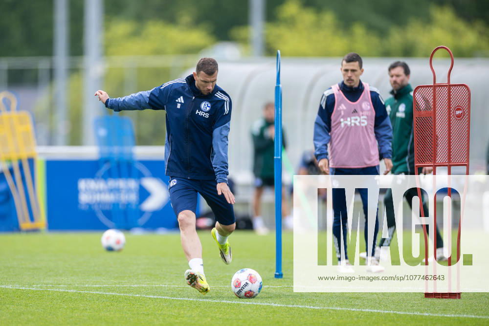 Football, Training of FC Schalke 04 Edin Dzeko FC Schalke 04 Gelsenkirchen Training ground FC Schalke 04 NRW Germany xRHR PHOTO YYx