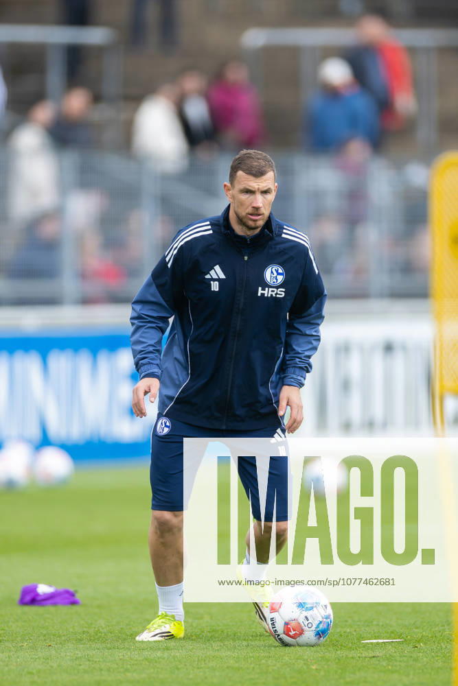 Football, Training of FC Schalke 04 Edin Dzeko FC Schalke 04 Gelsenkirchen Training ground FC Schalke 04 NRW Germany xRHR PHOTO YYx