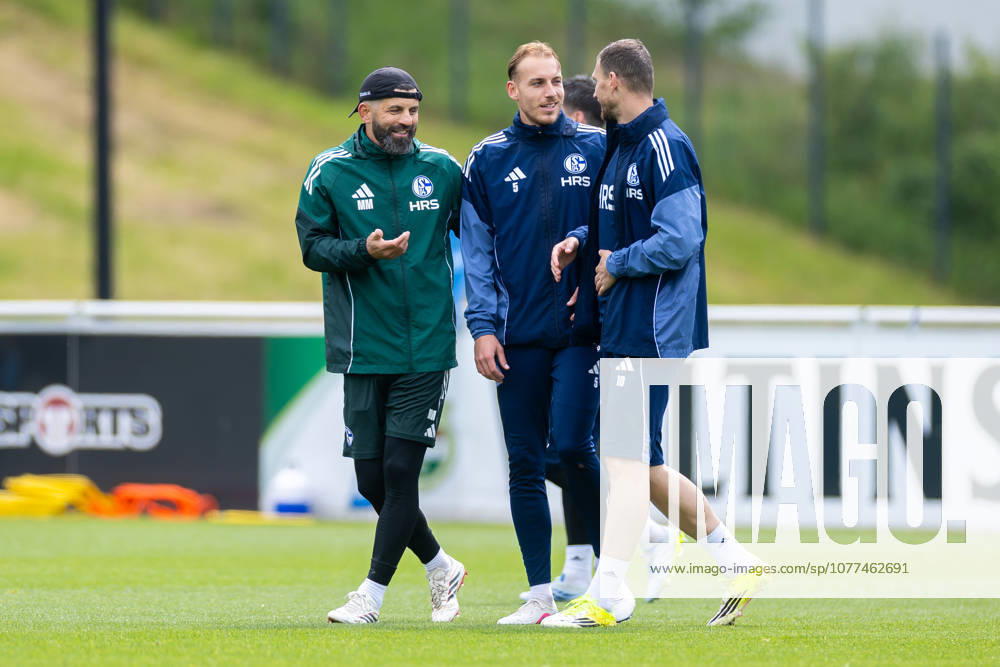 Football, Training of FC Schalke 04 f l Coach Miron Muslic FC Schalke 04 , Timo Becker FC Schalke 04 , Edin Dzeko FC Schalke 04 Gelsenkirchen Training ground FC Schalke 04 NRW Germany xRHR PHOTO YYx