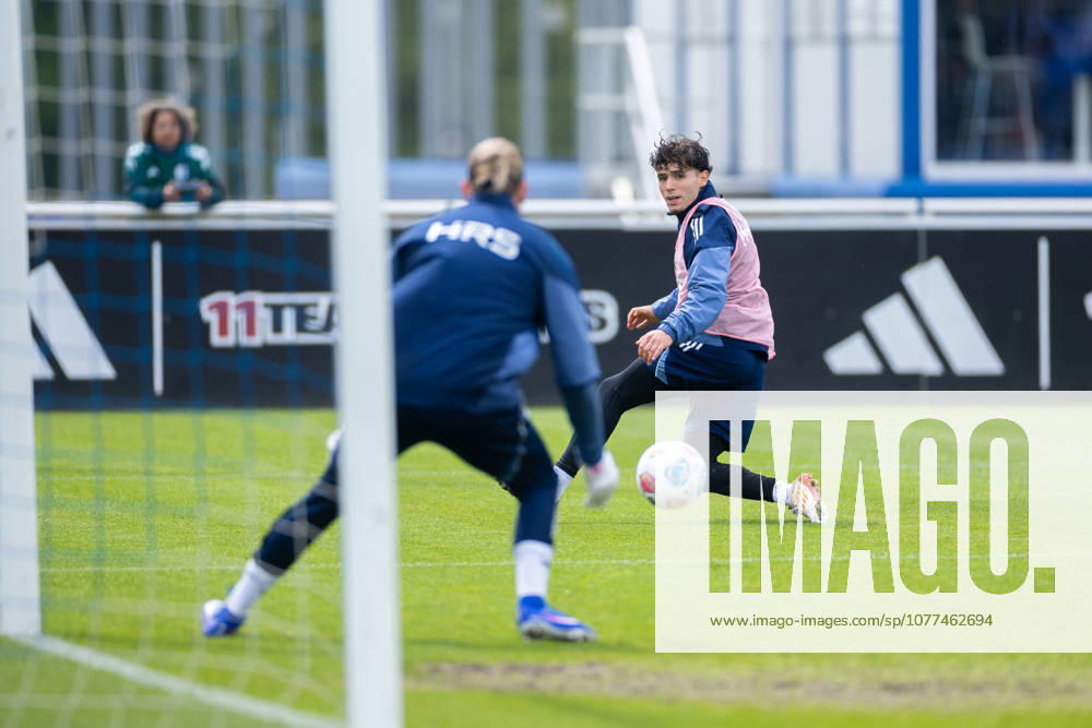 Football, Training of FC Schalke 04 v l Goalkeeper Loris Karius FC Schalke 04 , Soufiane El Faouzi FC Schalke 04 Gelsenkirchen Training ground FC Schalke 04 NRW Germany xRHR PHOTO YYx