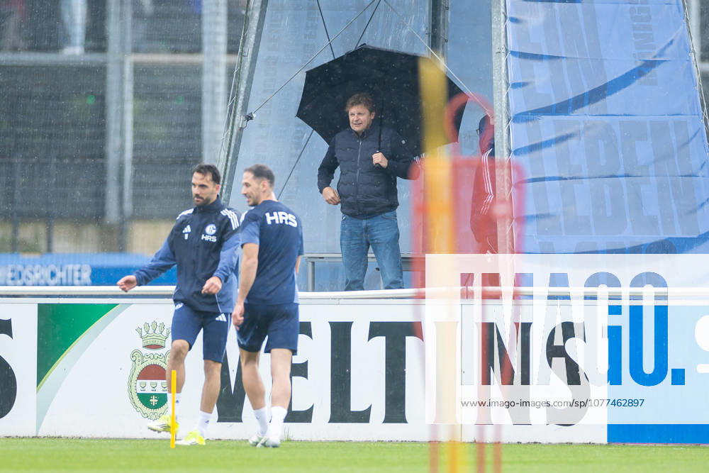 Football, Training of FC Schalke 04 Director Professional Football Youri Mulder FC Schalke 04 watches the training with a big umbrella Gelsenkirchen Training ground FC Schalke 04 NRW Germany xRHR PHOTO YYx
