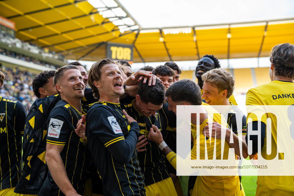 The team celebrates the 5 1 by Danilo Wiebe Alemannia Aachen, 28 Alemannia Aachen vs TSV Havelse, Football, 3 Liga, Matchday 38, Season 2025 2026, 16 05 2026 DFB REGULATIONS PROHIBIT ANY USE OF PHOTOGRAPHS AS IMAGE SEQUENCES AND OR QUASI VIDEO Alemannia Aachen vs TSV Havelse, Football, 3 Liga, Matchday 38, Season 2025 2026, 16 05 2026 Aachen