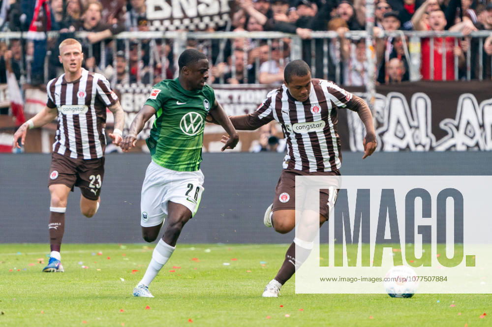 Joel Chima Fujita FC St Pauli, 16 dribbling against Sael Kumbedi VfL Wolfsburg, 26 , GER, FC St Pauli vs VfL Wolfsburg, Football, Bundesliga, Matchday 34, Season 2025 2026, 16 05 2026 DFL REGULATES PROHIBIT ANY USE OF PHOTOGRAPHS AS IMAGE SEQUENCES AND OR QUASI VIDEO GER, FC St Pauli vs VfL Wolfsburg, Football, Bundesliga, Matchday 34, Season 2025 2026, 16 05 2026 Hamburg