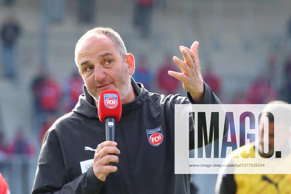 Fussball 1 Bundesliga, 1 FC Heidenheim FSV Mainz 05 v l Frank Schmidt Trainer 1 FC Heidenheim 1846 Ansprache an die Fans bedankt bedanken sich bei den Fans, the player thanks the fans for their support Heidenheim