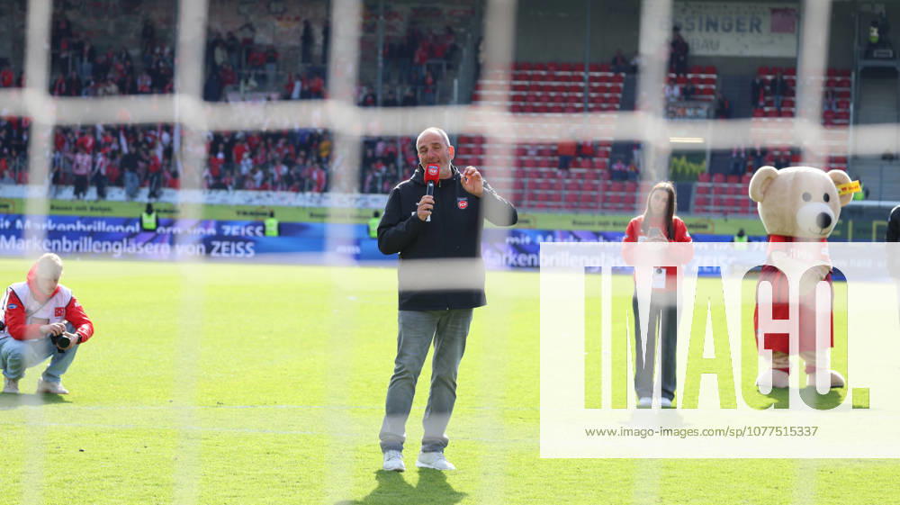 Fussball 1 Bundesliga, 1 FC Heidenheim FSV Mainz 05 v l Frank Schmidt Trainer 1 FC Heidenheim 1846 Ansprache an die Fans bedankt bedanken sich bei den Fans, the player thanks the fans for their support Heidenheim