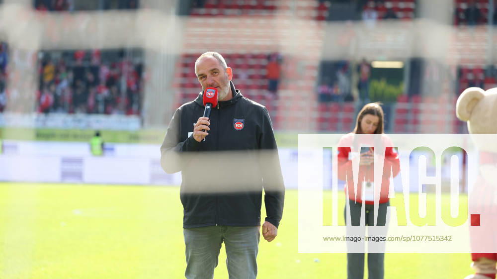 Fussball 1 Bundesliga, 1 FC Heidenheim FSV Mainz 05 v l Frank Schmidt Trainer 1 FC Heidenheim 1846 Ansprache an die Fans bedankt bedanken sich bei den Fans, the player thanks the fans for their support Heidenheim