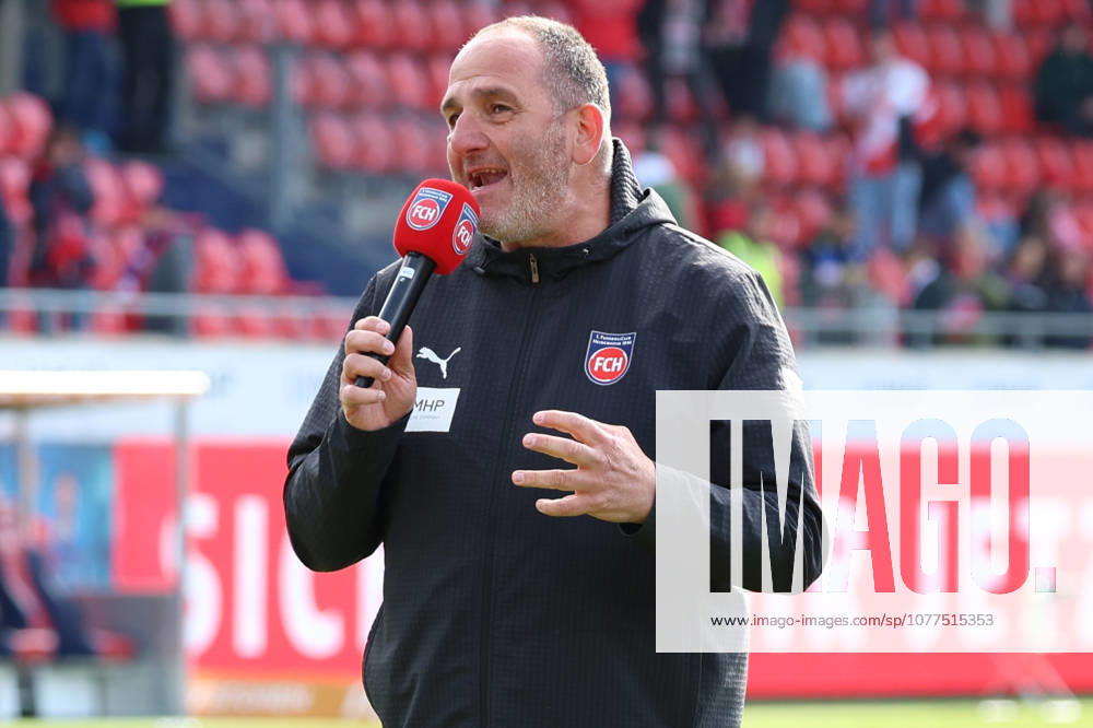Fussball 1 Bundesliga, 1 FC Heidenheim FSV Mainz 05 v l Frank Schmidt Trainer 1 FC Heidenheim 1846 Ansprache an die Fans bedankt bedanken sich bei den Fans, the player thanks the fans for their support Heidenheim