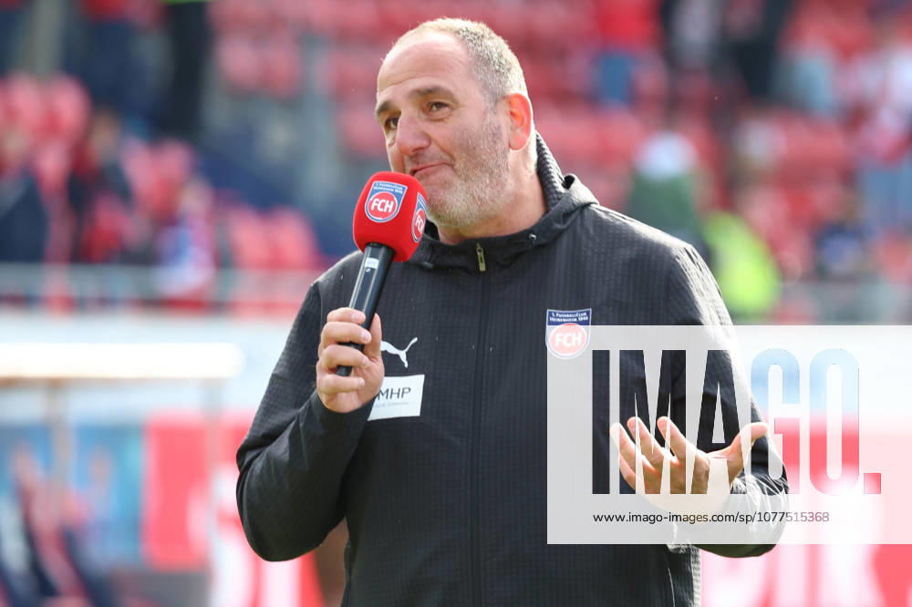 Fussball 1 Bundesliga, 1 FC Heidenheim FSV Mainz 05 v l Frank Schmidt Trainer 1 FC Heidenheim 1846 Ansprache an die Fans bedankt bedanken sich bei den Fans, the player thanks the fans for their support Heidenheim