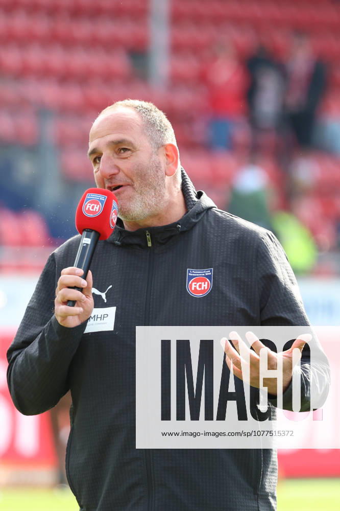Fussball 1 Bundesliga, 1 FC Heidenheim FSV Mainz 05 v l Frank Schmidt Trainer 1 FC Heidenheim 1846 Ansprache an die Fans bedankt bedanken sich bei den Fans, the player thanks the fans for their support Heidenheim