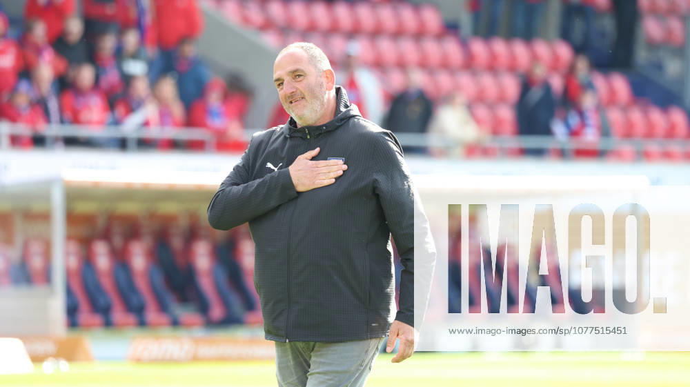Fussball 1 Bundesliga, 1 FC Heidenheim FSV Mainz 05 v l Frank Schmidt coach 1 FC Heidenheim 1846 thanks the fans, the player thanks the fans for their support Heidenheim