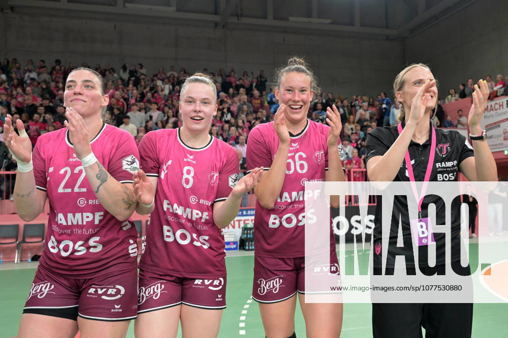 Gabriela Clausson Bitolo TusSies Metzingen, 22 , Ida Petzold TusSies Metzingen, 08 , Carolin Huebner TusSies Metzingen, 56 and Miriam Hirsch TusSies Metzingen, coach thank the fans TusSies Metzingen vs Sport Union Neckarsulm , Handball, Alsco HBF, 5 Play Off League Matchday, Season 2025 2026, 16 05 2026 TusSies Metzingen vs Sport Union Neckarsulm , Handball, Alsco HBF, 5 Play Off League Matchday, Season 2025 2026, 16 05 2026 Tuebingen