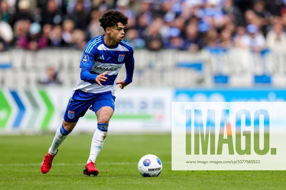 , MACÂ³PARK , season 2025 2026 , Dutch Eredivisie Football , match between PEC Zwolle and Feyenoord , picture shows PEC Zwolle player Gabriel Reiziger dribbles with the ball PEC - Feyenoord x203757577x
