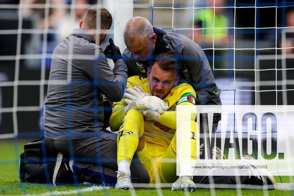 , MACÂ³PARK , season 2025 2026 , Dutch Eredivisie Football , match between PEC Zwolle and Feyenoord , picture shows Feyenoord goalkeeper Timon Wellenreuther receives medical attention PEC - Feyenoord x203757823x
