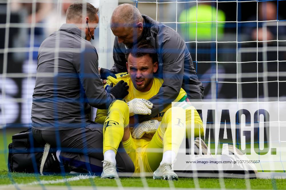 , MACÂ³PARK , season 2025 2026 , Dutch Eredivisie Football , match between PEC Zwolle and Feyenoord , picture shows Feyenoord goalkeeper Timon Wellenreuther receives medical attention PEC - Feyenoord x203757828x