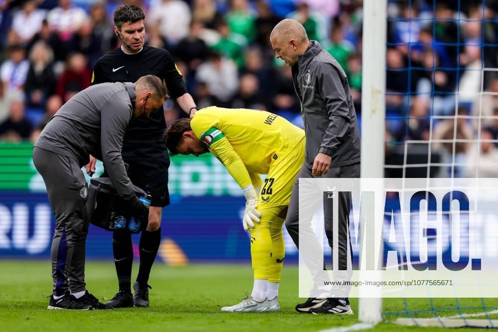 , MACÂ³PARK , season 2025 2026 , Dutch Eredivisie Football , match between PEC Zwolle and Feyenoord , picture shows Feyenoord goalkeeper Timon Wellenreuther receives medical attention PEC - Feyenoord x203757832x