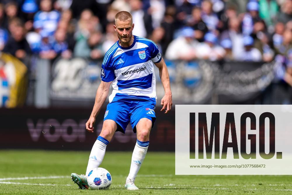 , MACÂ³PARK , season 2025 2026 , Dutch Eredivisie Football , match between PEC Zwolle and Feyenoord , picture shows PEC Zwolle player Simon Graves passes the ball PEC - Feyenoord x203758824x