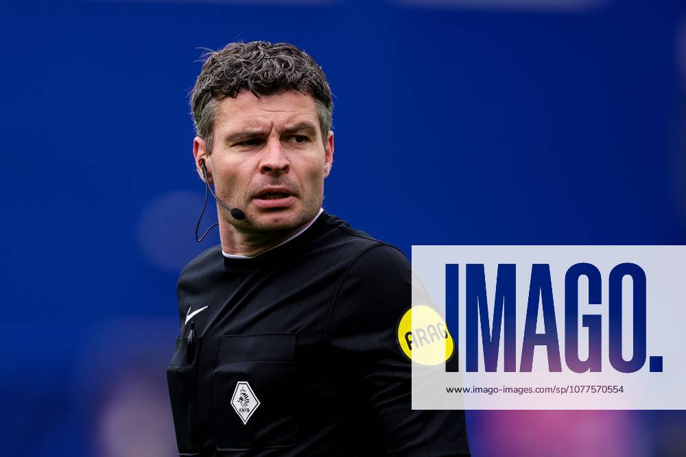 , MACÂ³PARK , season 2025 2026 , Dutch Eredivisie Football , match between PEC Zwolle and Feyenoord , picture shows referee Erwin Blank looks on PEC - Feyenoord x203759616x