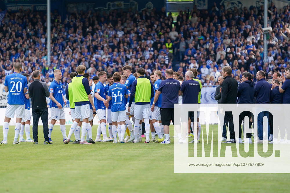 Germany Soccer 2 Liga 2025 2026, Matchday 34 SV Darmstadt 98 vs SC Paderborn 07 Merck Stadion am Böllenfalltor Darmstadt Fabian Holland SVD, 32 leaves the pitch at his last Bundesliga match The team stands guard