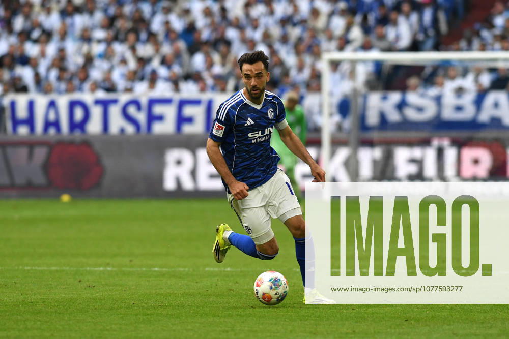 Kenan Karaman FC Schalke 04 in action, on the ball, single action during the 2 Bundesliga match between FC Schalke 04 and Eintracht Braunschweig, Veltins Arena on 17 May 2026 in Gelsenkirchen, Germany Photo by Ralf Treese DeFodi Images Kenan Karaman FC Schalke 04 controls the ball during the 2 Bundesliga match between FC Schalke 04 and Eintracht Braunschweig at Veltins Arena on May 17, 2026 in Gelsenkirchen, Germany Photo by Ralf Treese DeFodi Images Photo by Ralf Treese DeFodi Images